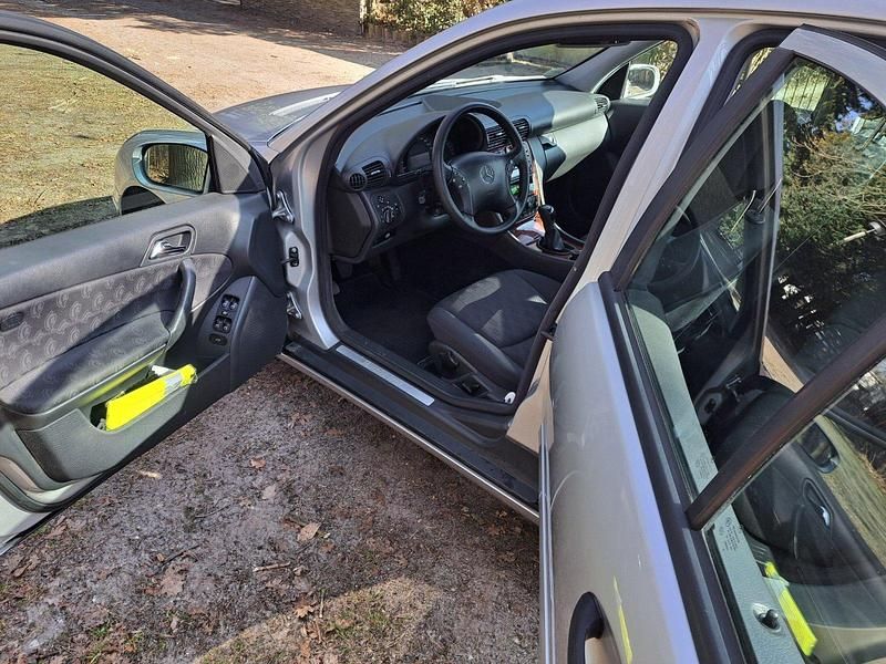 Gebraucht Mercedes C180 143 PS (105 kW) 2004 Grau Limousine