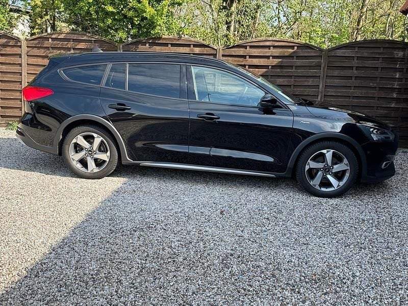 Usado Ford Focus Active 150 CV (110 kW) 2019 Negro Familiar