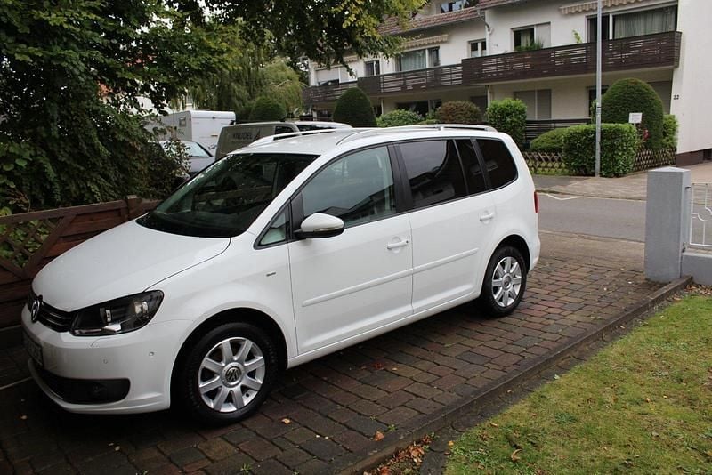 Weiß Gebraucht 2015 VW Touran Cup Van / Kleinbus | 11.990 € (Fairer Preis) - Bild 1/4