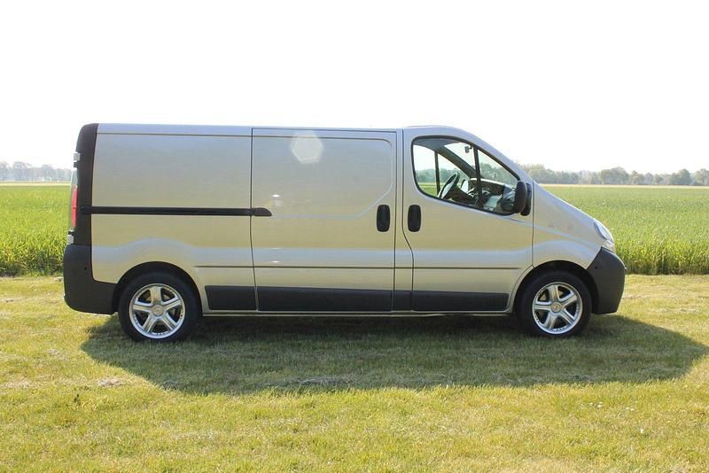 Gebraucht Renault Trafic 101 PS (74 kW) 2002 Silber Van / Kleinbus