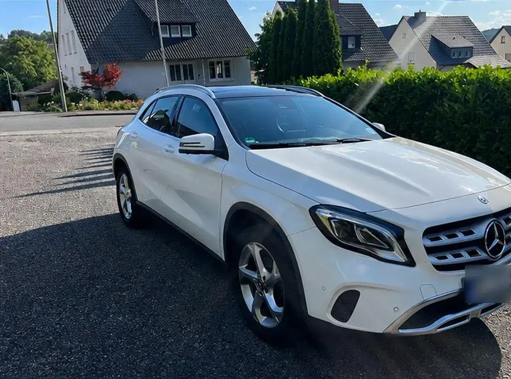 Gebraucht Mercedes GLA180 Progressive 122 PS (89 kW) 2019 Weiß SUV
