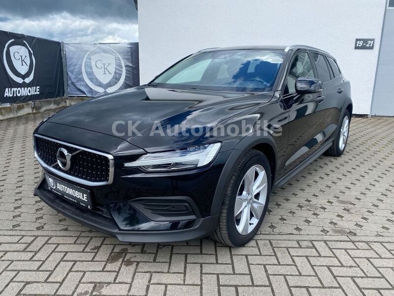 Onyx black / metallic Gebraucht 2020 Volvo V60 CC Pro Kombi | 27.900 € (Guter Preis) - Bild 1/4
