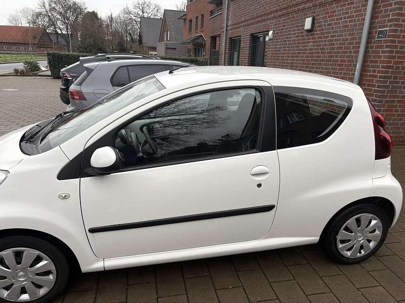 Gebraucht Peugeot 107 Active 68 PS (50 kW) 2013 Kleinwagen