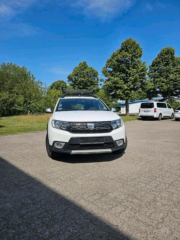 Gebraucht 2017 Dacia Logan Stepway Limousine | 8.400 € - Bild 1/4