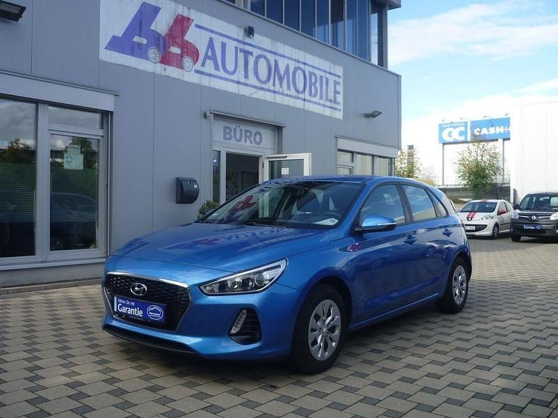 Blau Gebraucht 2017 Hyundai i30 Select Limousine | 9.990 € (Etwas zu teuer) - Bild 1/4
