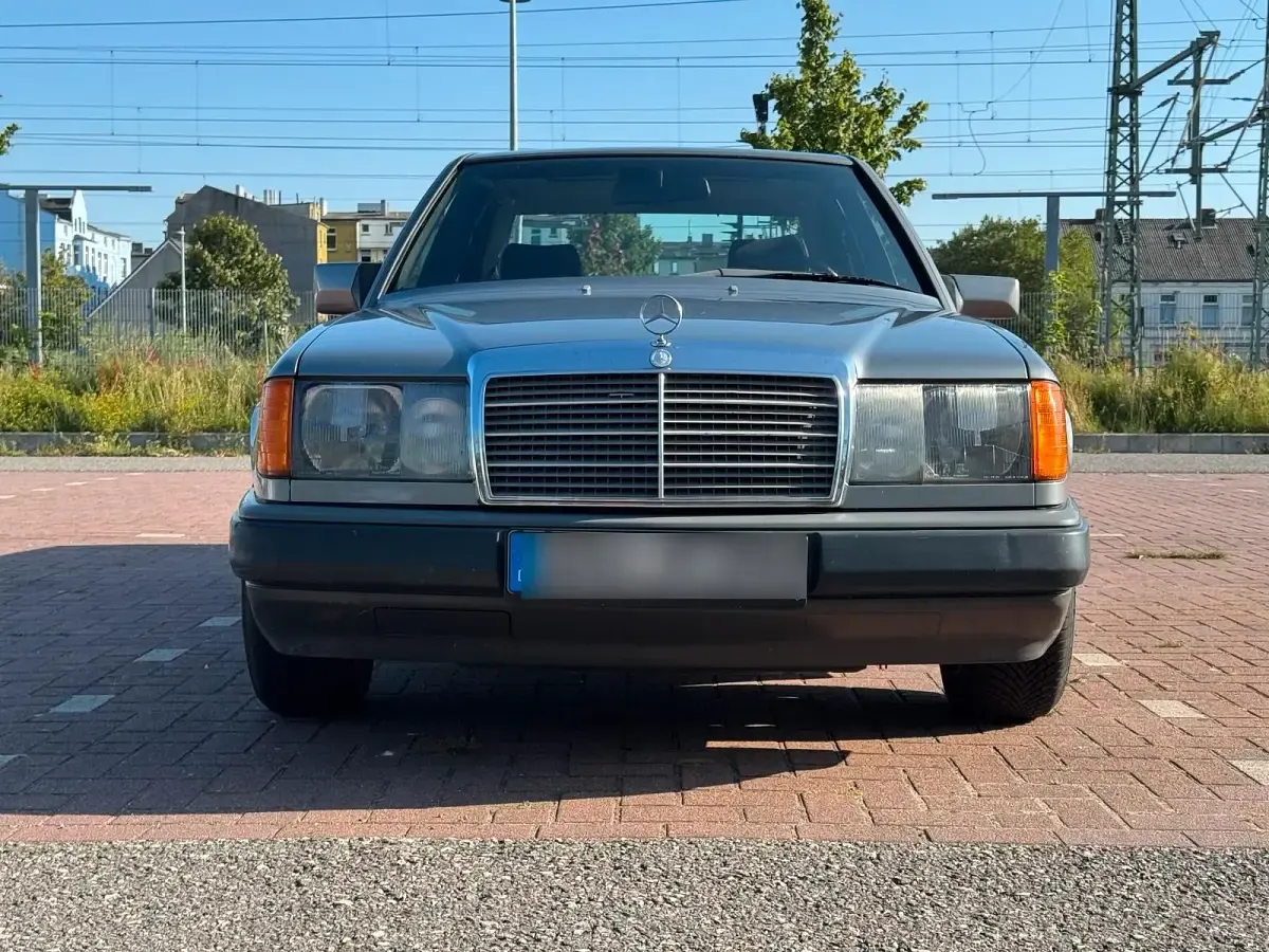 Gebraucht Mercedes E230 135 PS (99 kW) 1988 Grau Limousine