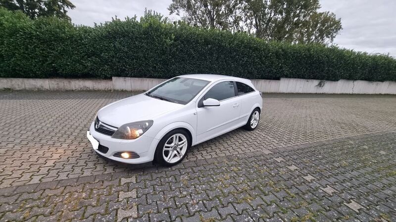 Weiß Gebraucht 2009 Opel Astra GTC Edition Limousine | 3.200 € (Guter Preis) - Bild 1/4