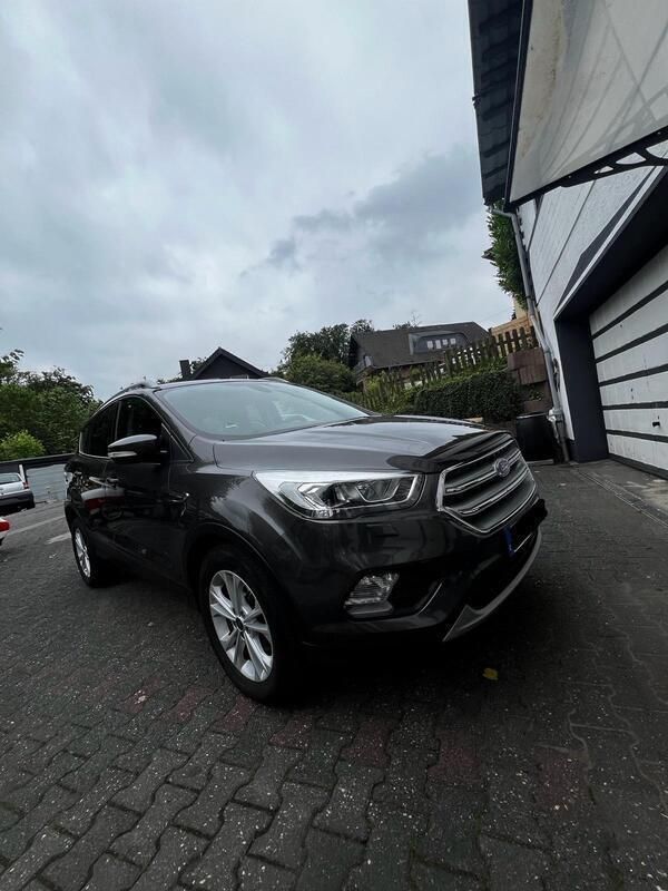 Grau Gebraucht 2017 Ford Kuga SUV | 14.500 € (Etwas zu teuer) - Bild 1/4