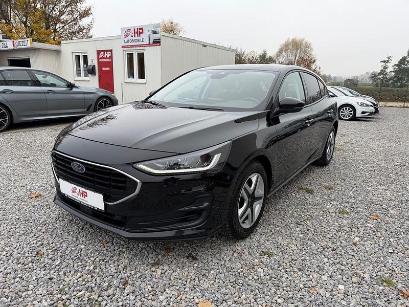 Obsidianschwarz metallic Gebraucht 2022 Ford Focus Cool & Connect Limousine | 11.999 € (Fairer Preis) - Bild 1/4