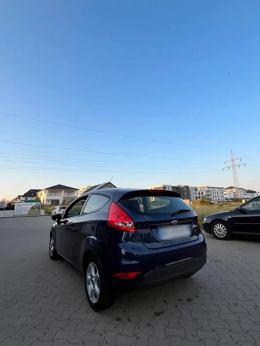 Gebraucht Ford Fiesta 60 PS (44 kW) 2012 Blau Kleinwagen