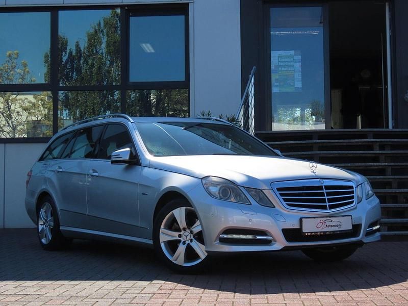 Silber Gebraucht 2011 Mercedes E200 Kombi | 11.900 € (Fairer Preis) - Bild 1/4