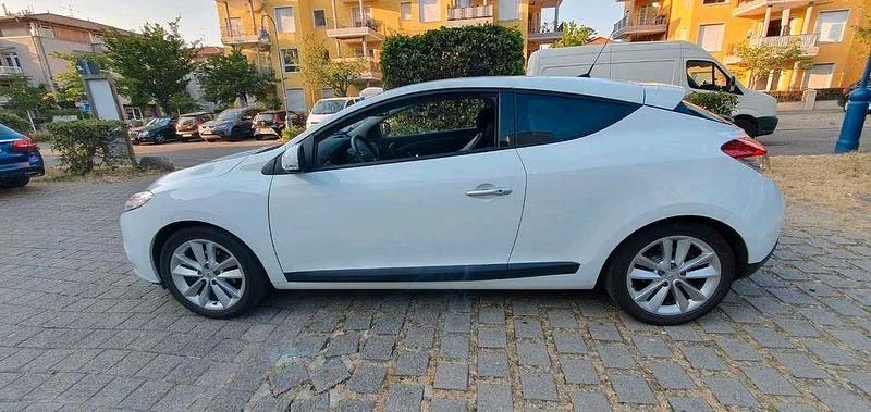 Gebraucht Renault Mégane Coupé Dynamique 131 PS (96 kW) 2010 Weiß Coupé