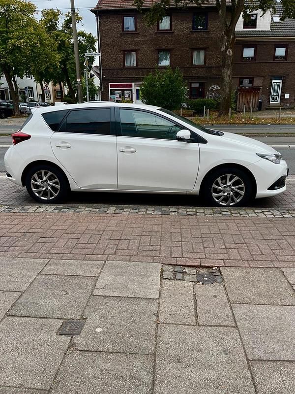 Weiß Gebraucht 2017 Toyota Auris Kleinwagen | 10.800 € - Bild 1/4