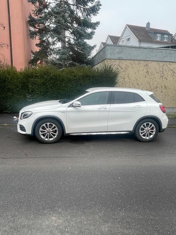 Weiß Gebraucht 2018 Mercedes GLA250 SUV | 21.500 € (Fairer Preis) - Bild 1/4