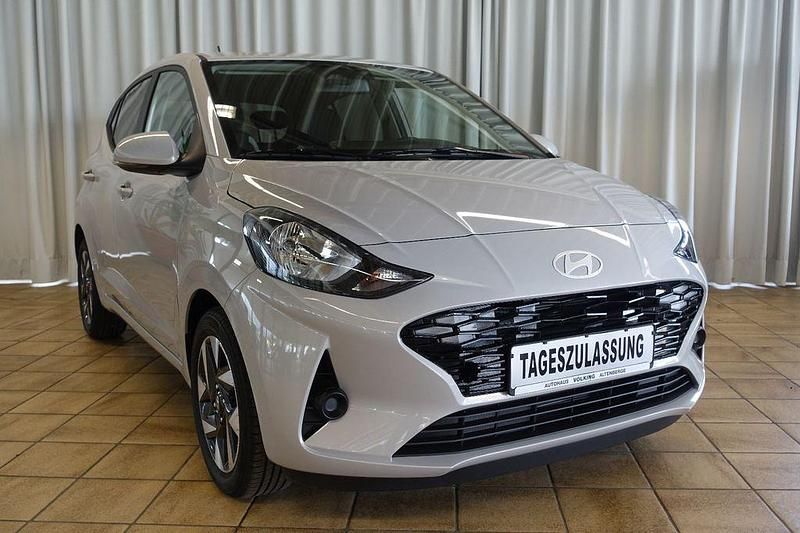 Neu Hyundai i10 Advanced 79 PS (58 kW) 2025 Grau Kleinwagen
