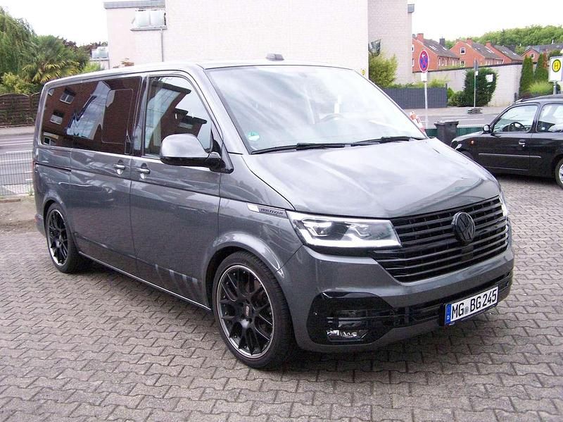 Grau Gebraucht 2022 VW T6.1 Highline Van | 64.950 € - Bild 1/4