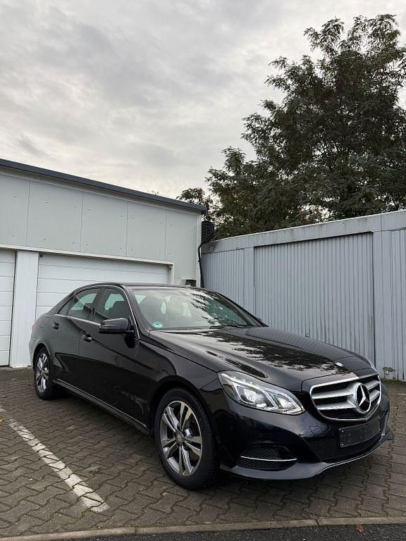 Schwarz Gebraucht 2017 Mercedes E250 Avantgarde Limousine | 22.250 € (Guter Preis) - Bild 1/4