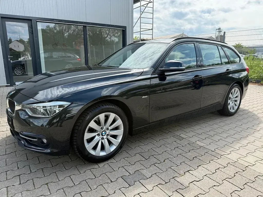 Gebraucht BMW 330 Sport Line 258 PS (189 kW) 2016 Schwarz Limousine