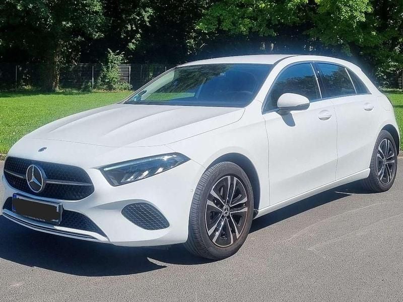 Weiß Gebraucht 2023 Mercedes A250 Advanced Limousine | 27.490 € (Guter Preis) - Bild 1/4