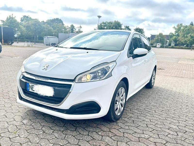 Weiß Gebraucht 2018 Peugeot 208 Allure Kleinwagen | 4.490 € (Fairer Preis) - Bild 1/4