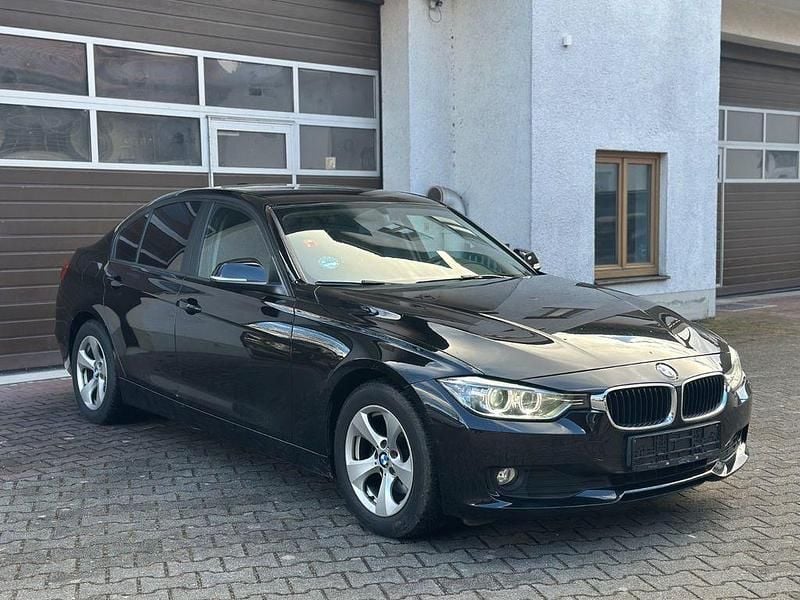 Gebraucht BMW 320 163 PS (119 kW) 2013 Schwarz Limousine