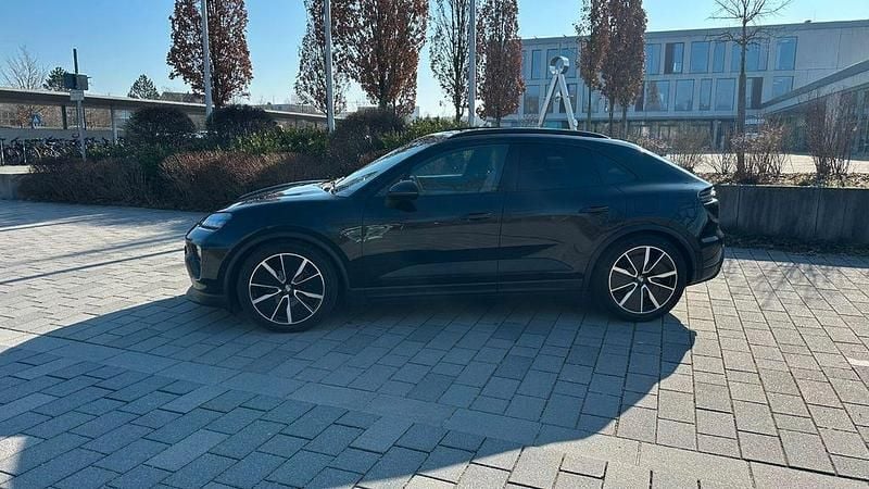 Gebraucht Porsche Macan 4 Electric 300 kW (408 PS) 2024 Schwarz SUV
