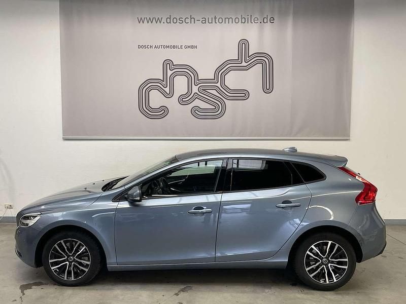 Mussel blue / metallic Gebraucht 2016 Volvo V40 Momentum Kombi | 8.790 € (Fairer Preis) - Bild 1/4