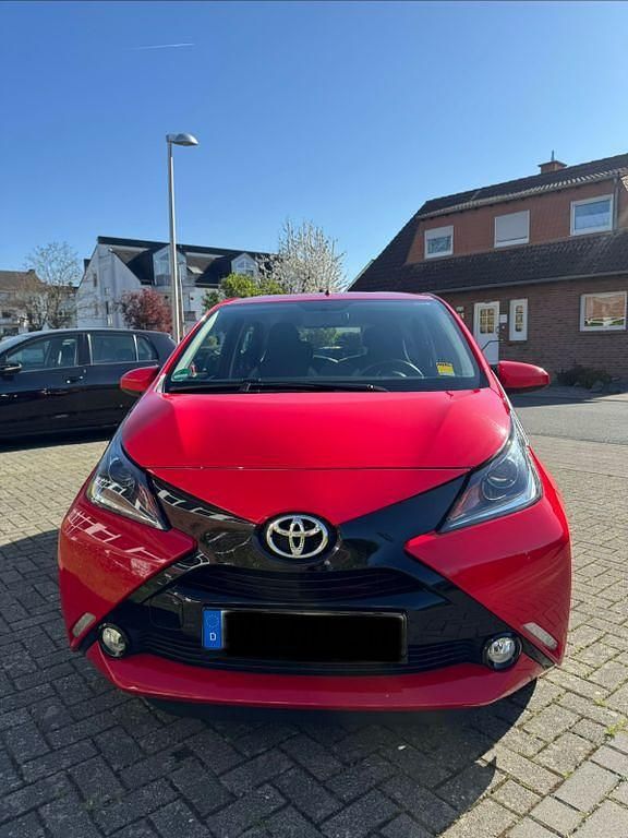 Rot Gebraucht 2017 Toyota Aygo X-play Kleinwagen | 8.100 € (Guter Preis) - Bild 1/4