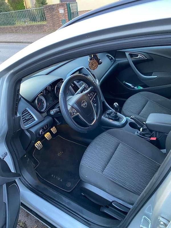 Gebraucht Opel Astra Edition 110 PS (80 kW) 2012 Grau Kombi