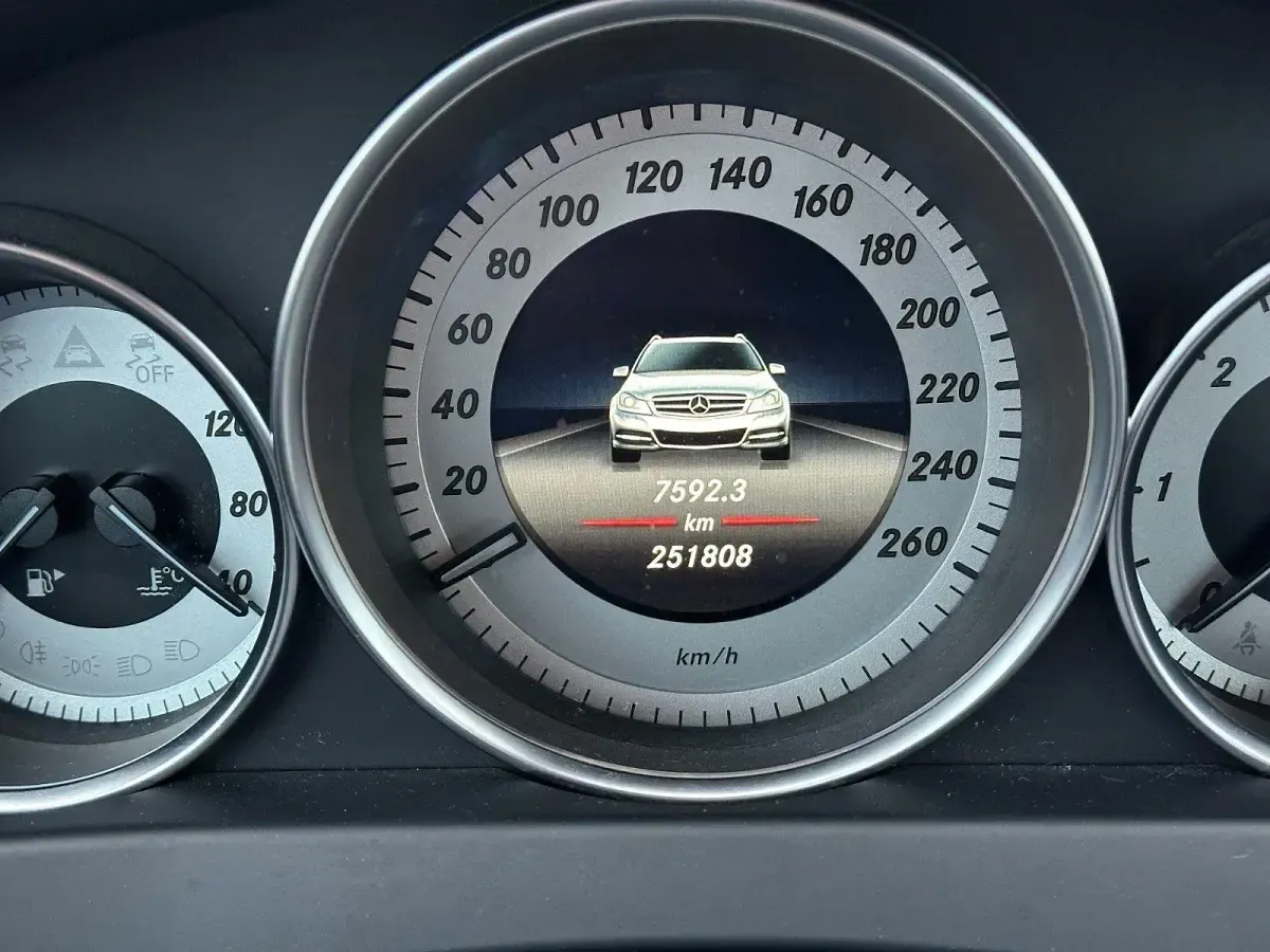 Gebraucht Mercedes 220 170 PS (125 kW) 2013 Silber Kombi