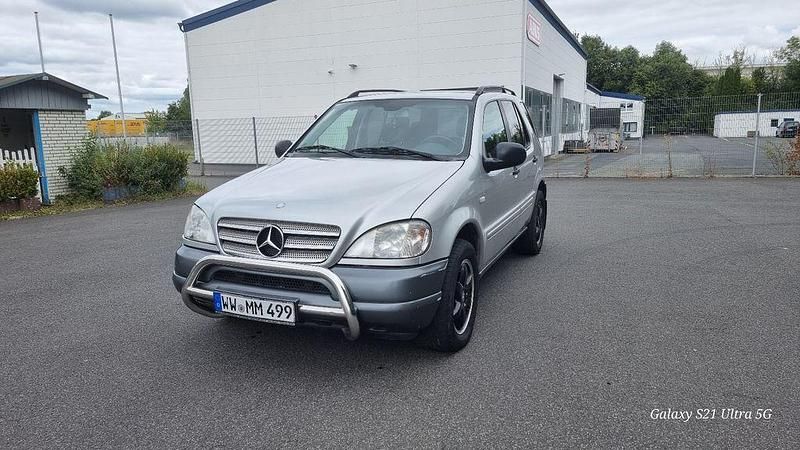 Silber Gebraucht 2001 Mercedes ML320 SUV | 4.499 € (Guter Preis) - Bild 1/4