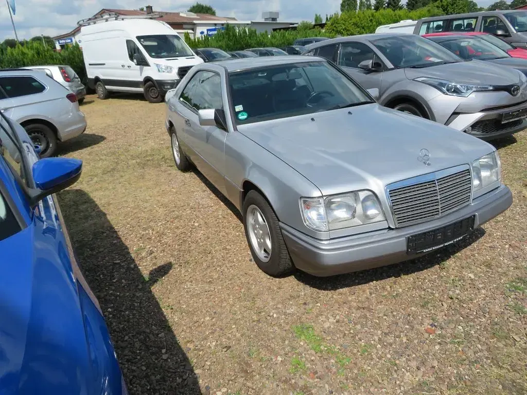 Gebraucht Mercedes 220 150 PS (110 kW) 1994 Silber Coupé