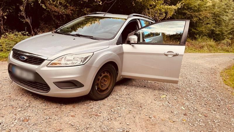 Silber Gebraucht 2010 Ford Focus Kombi | 2.000 € (Superpreis) - Bild 1/4