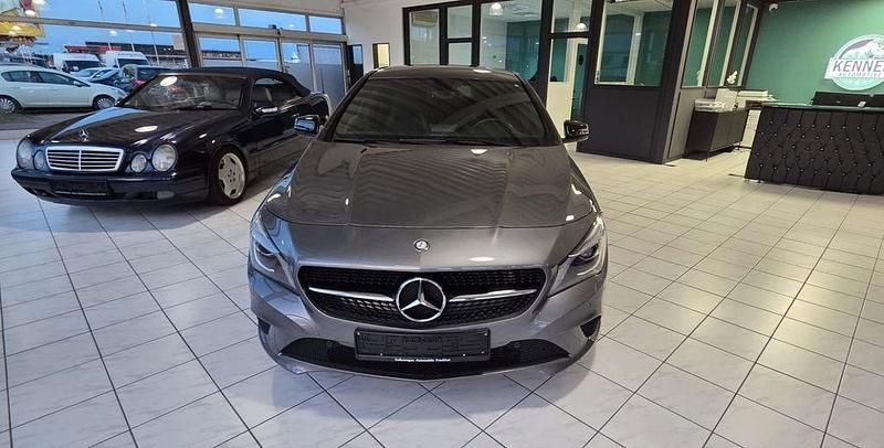 Grau Gebraucht 2014 Mercedes CLA180 AMG line Limousine | 17.900 € (Fairer Preis) - Bild 1/4