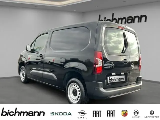 Używany Opel Combo 110 KM (80 kW) 2023 Czarny Minivan