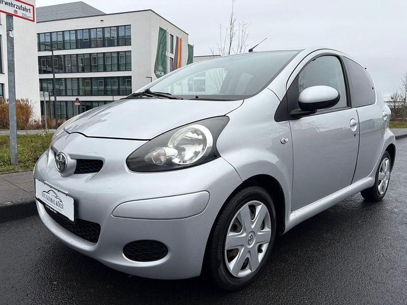 Silber Gebraucht 2011 Toyota Aygo Edition Kleinwagen | 2.499 € (Guter Preis) - Bild 1/4
