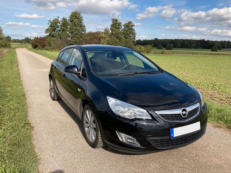 Gebraucht Opel Astra Selection 116 PS (85 kW) 2011 Schwarz Limousine