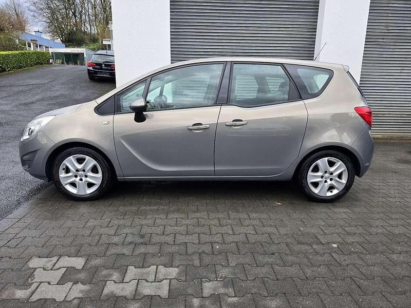Gebraucht Opel Meriva Edition 101 PS (74 kW) 2010 Muskatgrau/muskat braun(m2) Van / Kleinbus
