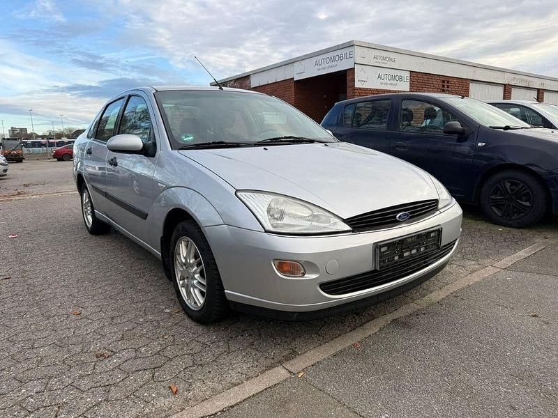 Gebraucht Ford Focus Ambiente 116 PS (85 kW) 1999 Silber Limousine