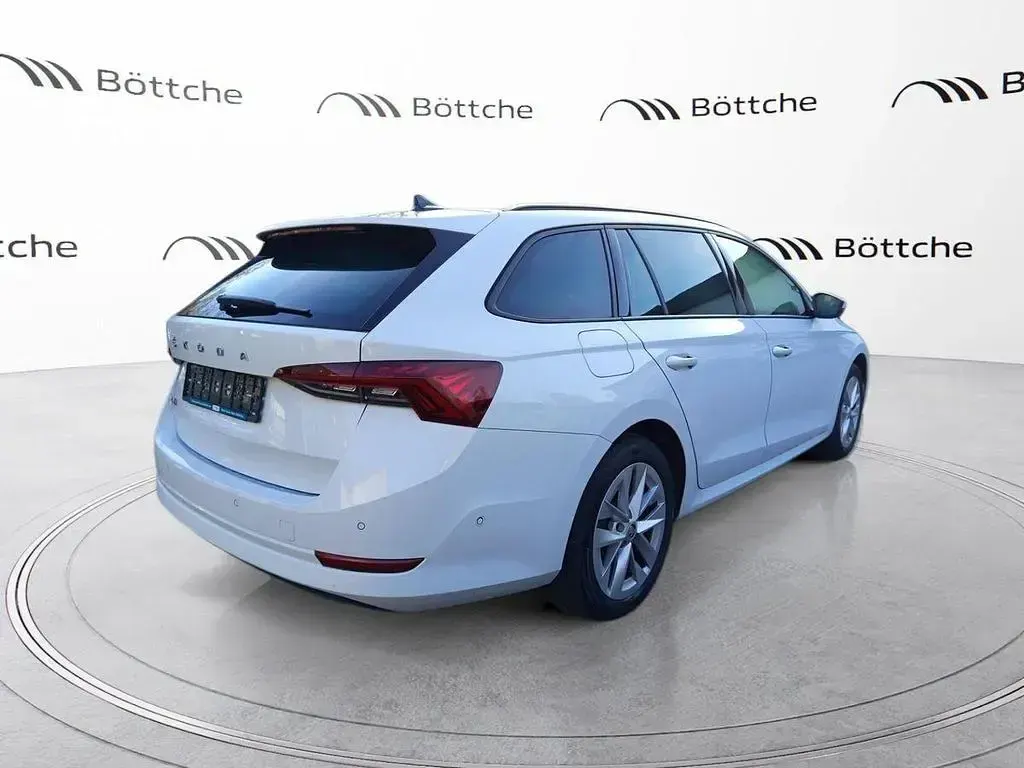 Gebraucht Skoda Octavia Ambition 116 PS (85 kW) 2022 Moonweiss metallic Kombi