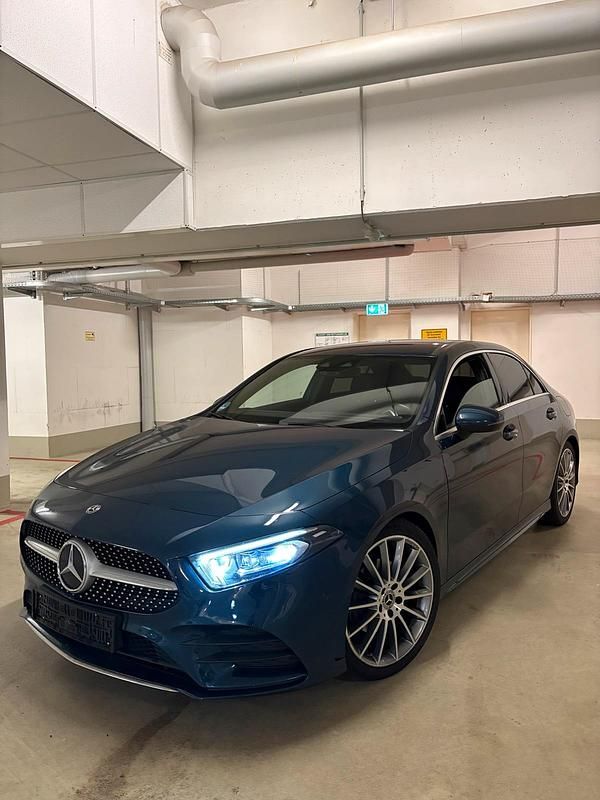 Blau Gebraucht 2019 Mercedes A180 AMG Limousine | 23.900 € (Etwas zu teuer) - Bild 1/4