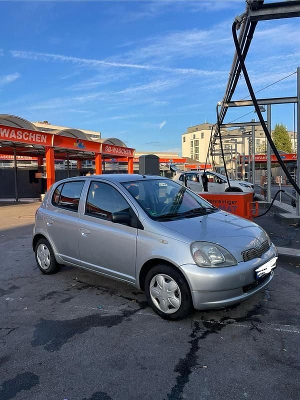 Grau Gebraucht 2002 Toyota Yaris Kleinwagen | 1.900 € - Bild 1/4