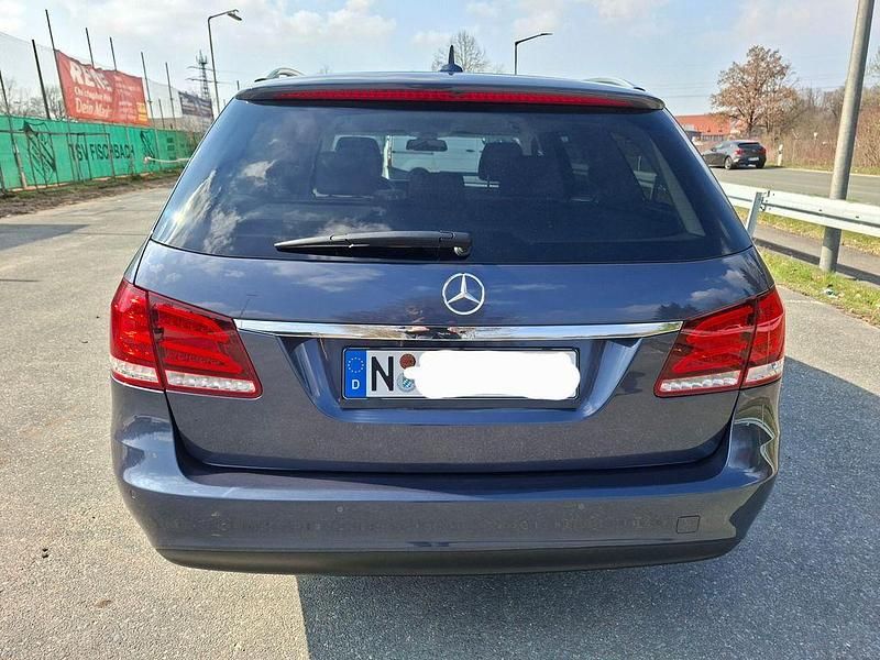 Gebraucht Mercedes E200 184 PS (135 kW) 2014 Blau Limousine