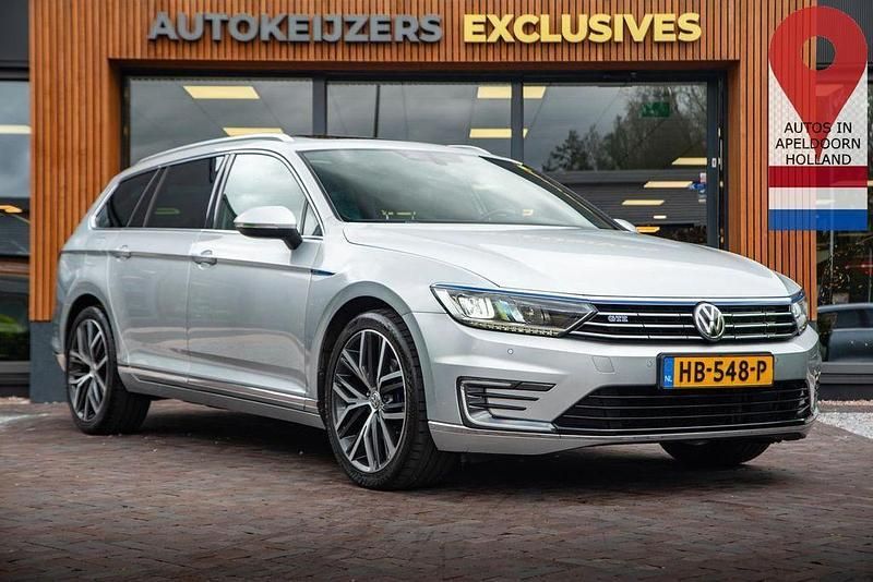 Grau Gebraucht 2015 VW Passat Highline Kombi | 12.821 € - Bild 1/4