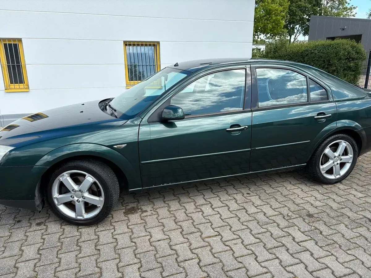 Usado Ford Mondeo 110 CV (80 kW) 2004 Verde Berlina