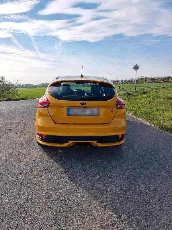 Usata Ford Focus ST 250 CV (183 kW) 2018 Giallo Berlina
