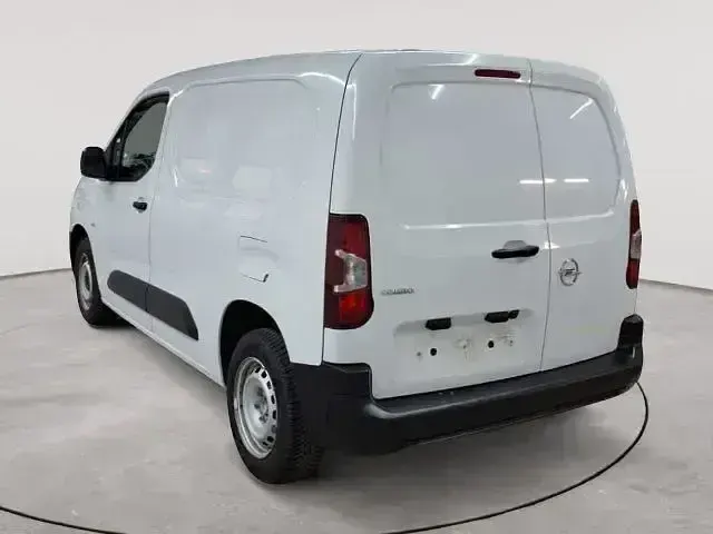 Używany Opel Combo 102 KM (75 kW) 2024 Biały Minivan
