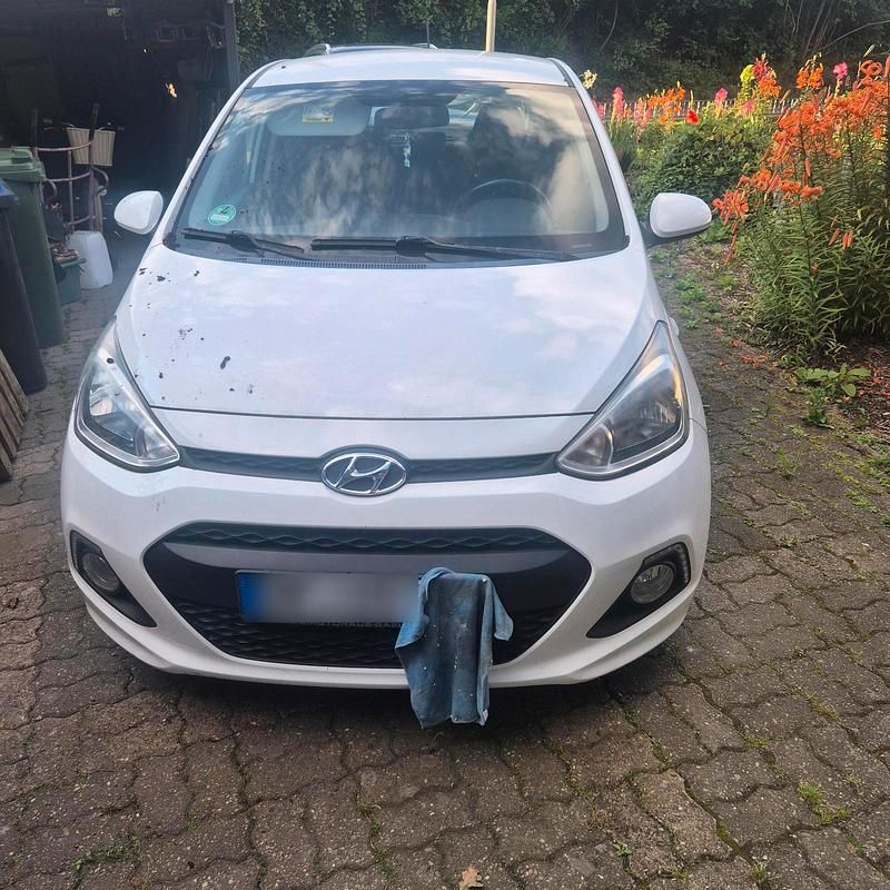 Gebraucht Hyundai i10 67 PS (49 kW) 2015 Weiß Kleinwagen