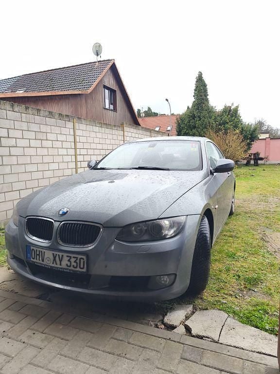 Grau Gebraucht 2010 BMW 330 Sport Line Coupé | 9.000 € (Fairer Preis) - Bild 1/4