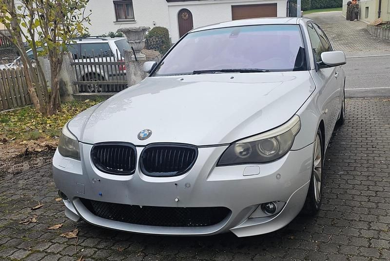 Silber Gebraucht 2004 BMW 545 M Sport Limousine | 3.500 € - Bild 1/4